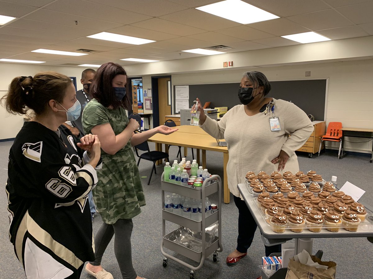 LondonTowneFCPS's tweet photo. We loved choosing cheery 🧁 🧁 and other treats from our admin team’s surprise mobile snack carts today! Yes, we are all💩-ed, but what a fun way to kick off a week of relaxation and rejuvenation! #LTESLions https://t.co/lOFZTSaKg1