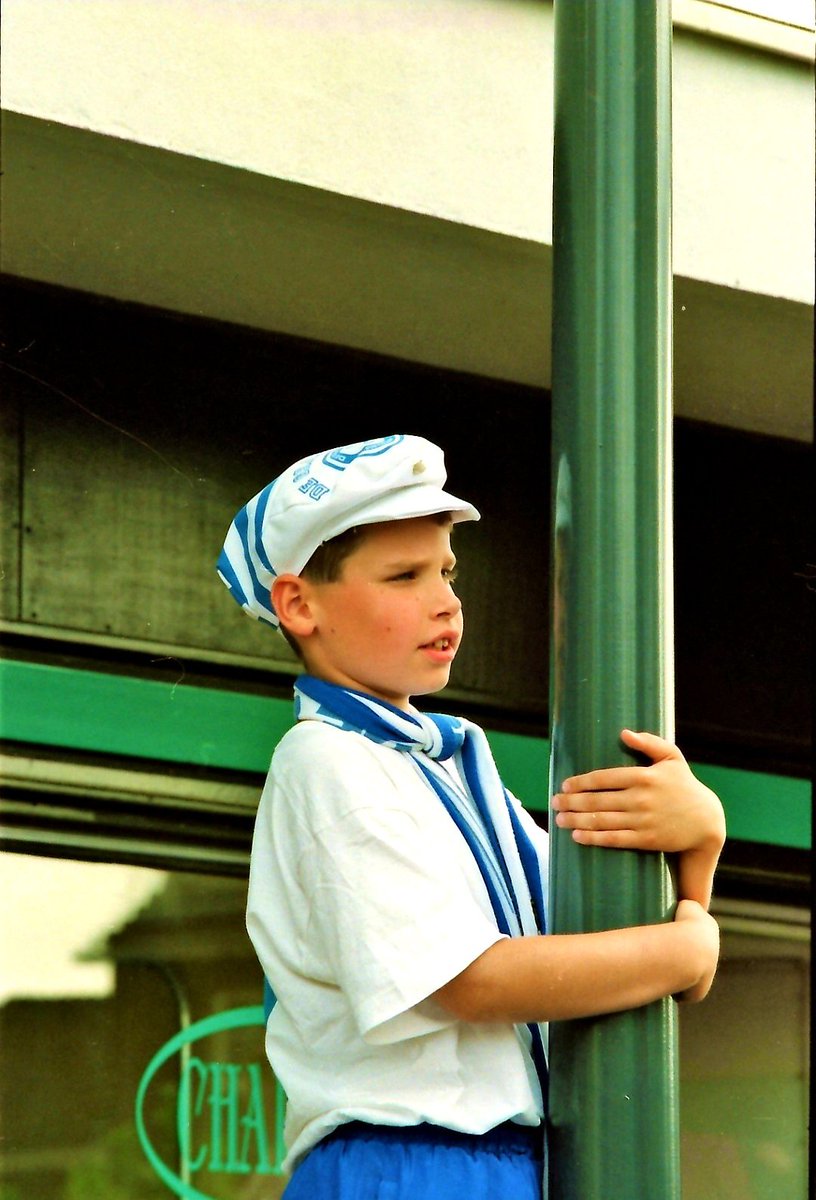 📷: Een jonge Superboer zocht het wat hogerop tijdens de huldiging van <a href="/DeGraafschap/">De Graafschap</a> op het Simonsplein in 1995. 

Wij (her)kennen de jongen niet... Jullie misschien? Zou toch leuk zijn als iemand hem herkent, of hij zichzelf herkent...?! #OldiesDTC
