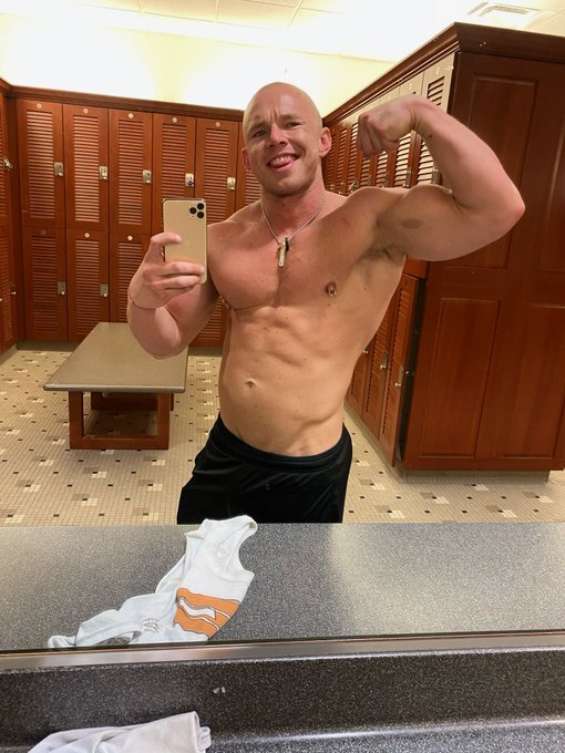 It's #flexfriday! So do your best #flex. Hope this pic is #gymmotivation #shredded?  #bodybuilding #diet