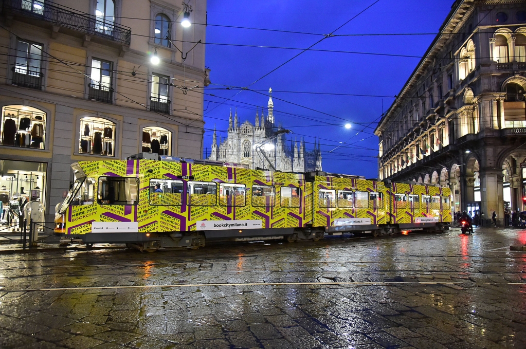 BOOKCITYMILANO's tweet photo. [ #BCMStory ]
Il Duomo + jumbotram di #BookCityMilano = amore infinito
#BCM18 https://t.co/PWN8bRvvpP