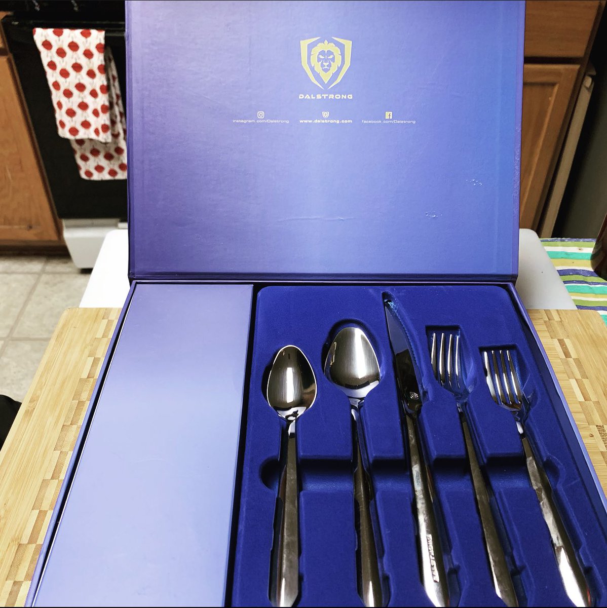 ACSmokers's tweet photo. Love having sponsors like @Dalstrong. Their knives are awesome and I’m really looking forward to trying out their new silverware set. Diggin’ the slick new design. #DalstrongNation #TeamDalstrong https://t.co/diZRTOdlRI