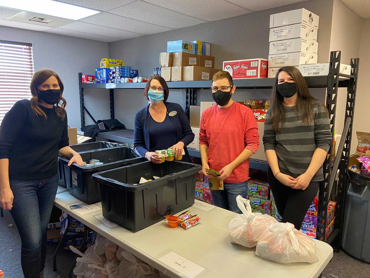 UnitedWayGFEGF's tweet photo. FUN FACT FRIDAY! 🎉 🎉

Last month, our volunteers packed over 700 Backpack Program bags, counted over 1,800 items for Kidz Closet, and donated over 85 hours of their time! Isn't that amazing?👏

Want to become a volunteer? Visit https://t.co/yJqns7sRXt to learn more! 😊 https://t.co/Z6tdeuuu7Y