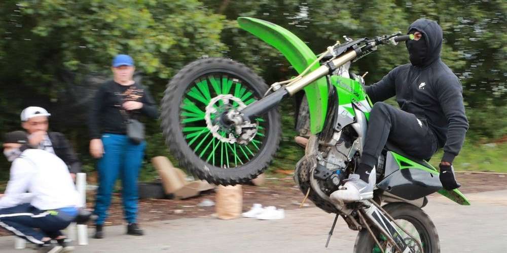 akhyPessiPotter's tweet photo. Une moto kawasaki // Une moto kawasakhy https://t.co/a9WuxVEB01