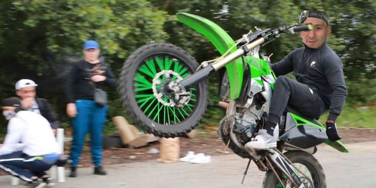 akhyPessiPotter's tweet photo. Une moto kawasaki // Une moto kawasakhy https://t.co/a9WuxVEB01
