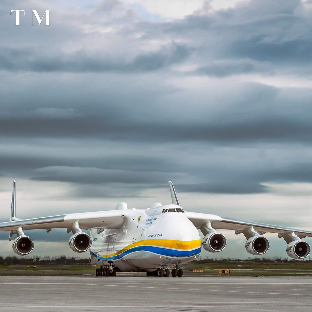 threshoIdmedia's tweet photo. The only one currently operational, the giant Antonov Company AN-225 "Mriya" has been busy during COVID-19 delivering much needed medical supplies to countries worldwide. Here it is in Toronto! 😷💉

#ThresholdMedia #Antonov #AN225 #Canada #COVID19 #Aviation #Avgeek #PearsonPOV https://t.co/gkDpixtqig