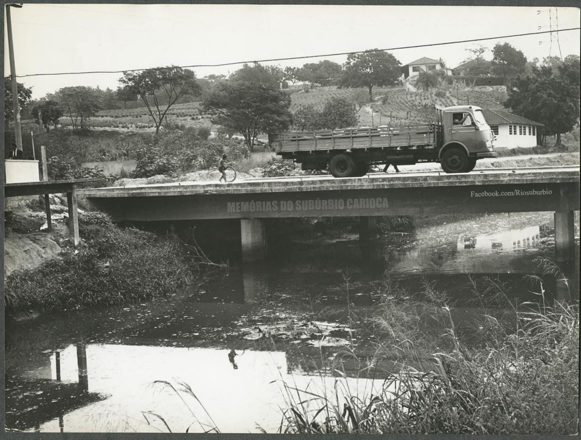 RioSuburbio's tweet photo. Manguinhos - 1961
Ponte da Rua Capitão Bragança sobre o Rio Faria-Timbó, em Manguinhos. Ao fundo, a linda horta do Abrigo Cristo Redentor.
Acervo: @ArquivoBrasil
Curta @RioSuburbio
#Riosuburbio #orioantigo #manguinhos #bonsucesso #higienopolis #oldrio #memoriasdosuburbio https://t.co/1EeUlRjS68