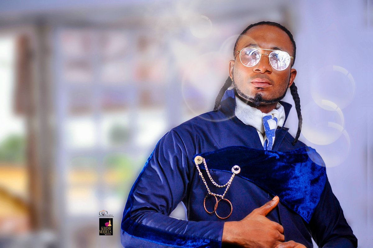 IAmkaydav's tweet photo. As Far As Your Intentions Are Pure Who Says You No Go Belle Full, God Bless My Enemies 🤲🤲
.
K A Y D A V the only man with many titles #godofmodels #mrhandsome #Fashionista #kaydav #modeldirector #dior #sexiestmalemodel #ladiesguy .
Glass @Dior https://t.co/nvubd1bJas