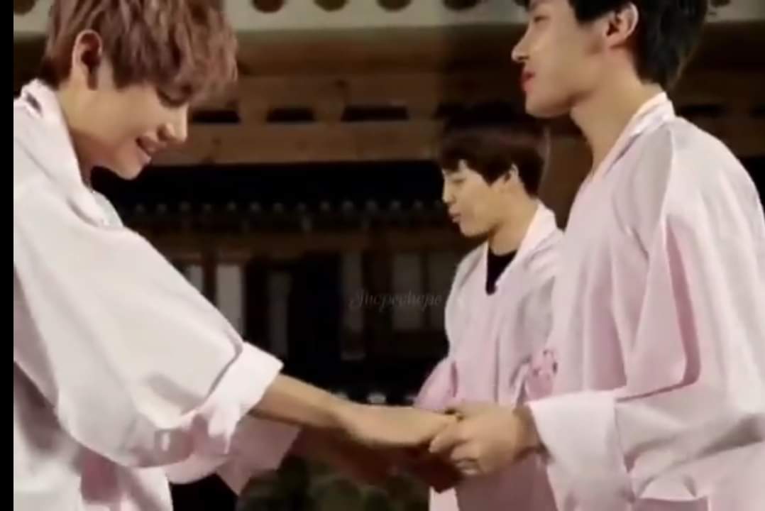 xtaeyanex's tweet photo. If you know what happened here, congratulations

#VHOPE

#BTS @BTS_twt https://t.co/Euxw0VAXVH