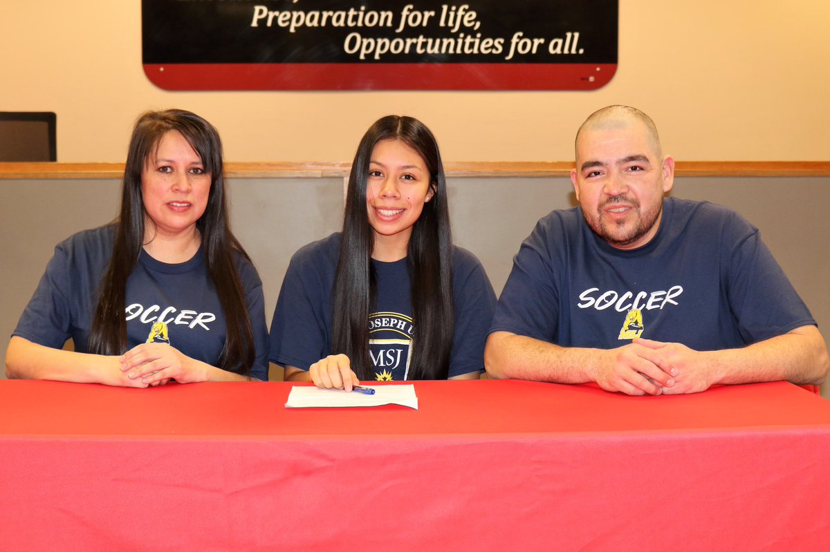 MSJWomensSoccer's tweet photo. 🚨2021 Signee 🚨

🟡Name- Gaby Olguin 
🔵High School- Fairfield 
🟡Club- FOSC

🔵Favorite emoji- 😏
🟡Favorite ice cream- Black Raspberry Chip
🔵Favorite sport to watch- Soccer https://t.co/5LMIR0LpP0
