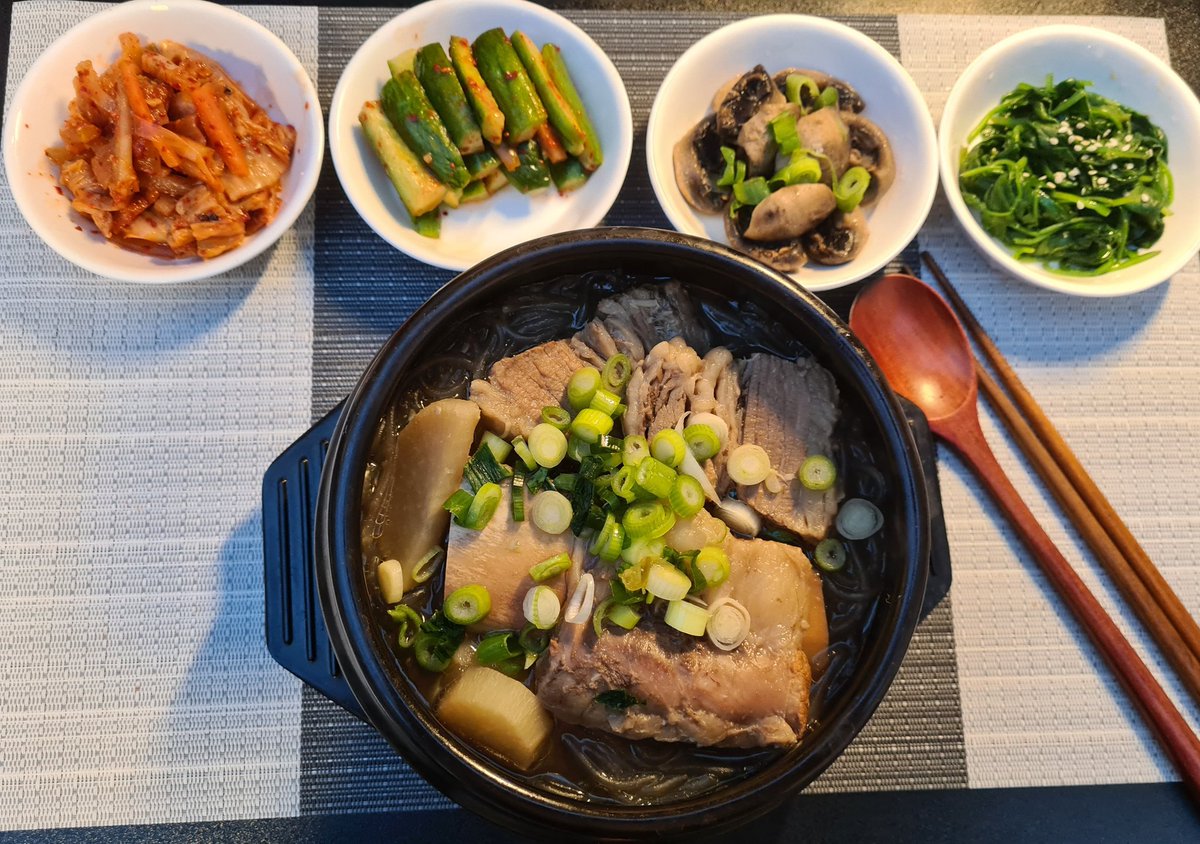 AngmoChabo's tweet photo. #cheffrances #dishoftheday 😋😋 
Galbitang &amp; 4 Banchan
[Beef short rib soup with 4 sides]
Banchan - Kimchi, Oi Sobagi [cucumber kimchi], Mushrooms &amp; Seasoned Spinach 
#homecooking #DOTD #franceskitchen #mykitchen #foodporn #ilovefood #angmochabo https://t.co/qgmnUEv5mD