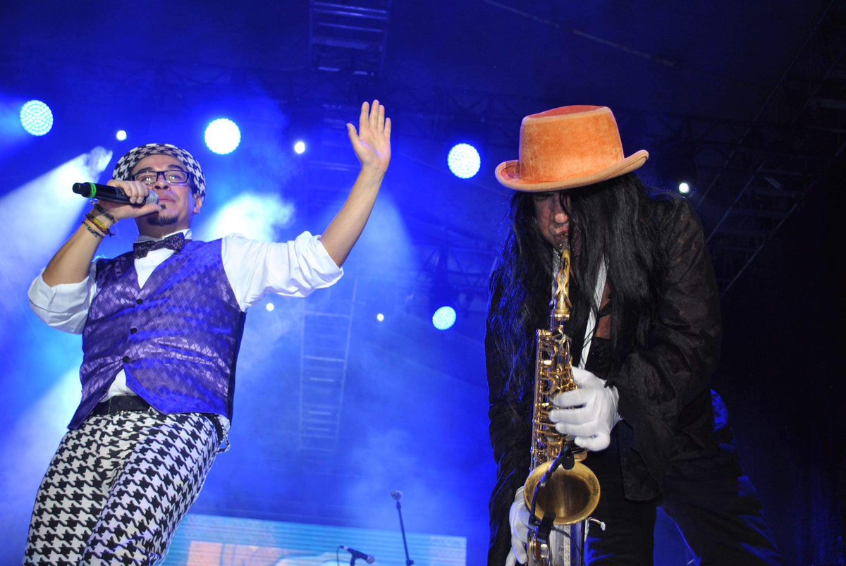 Una de tantas veces juntos.
Te extrañamos <a href="/SaxMaldito/">SaxMalditaVecindad</a> .
#porsiempresax #seguimosenlaruta