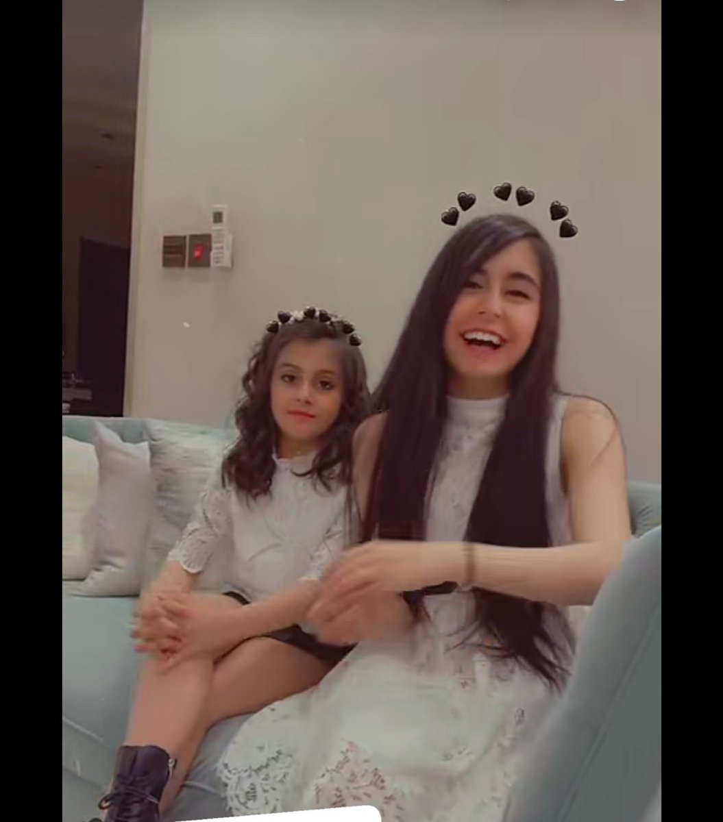 تخيلوا معي 
هذه الطفلة يتم استهلاكها يومياً وهي 
تأكل وتشرب وترقص وتخرج للمجمعات.
بغض النظر عن كيف اشتهرت ولماذا ؟! 
السؤال هنا :- 
هل والدتها أم يحتذى بها على تربيتها ؟!
وكيف تربي هذه الطفلة أولادها مستقبلا؟!
#معنفه_شروره_حي_الفيصليه