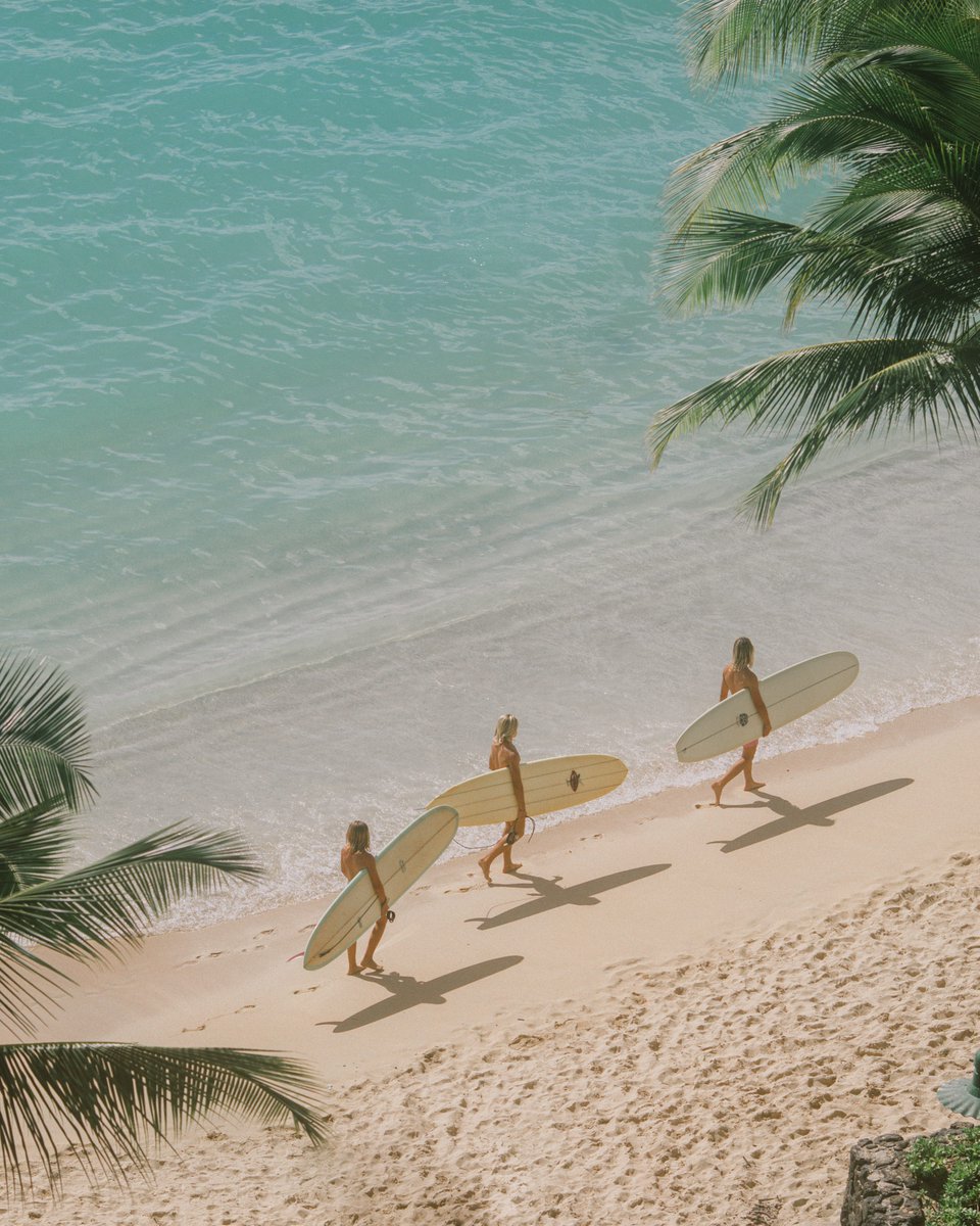 Weekend commute, Waikiki style. 
.
photo: <a href="/carssun/">カーズサン</a>