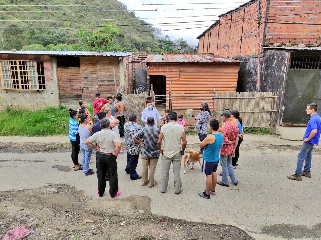 JFloresOlarte's tweet photo. Asistí a la comunidad del Barrio Bolivariano #SanCristóbal para inspeccionar algunas casas que fueron afectadas por la crecida del Rio Torbes. Por orientaciones del Protector @FreddyBernal, se procede a caracterizar las familias afectadas para gestionar respuestas. https://t.co/jw2bgFxfxz