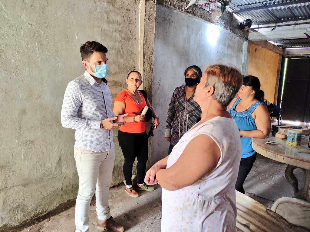 JFloresOlarte's tweet photo. Asistí a la comunidad del Barrio Bolivariano #SanCristóbal para inspeccionar algunas casas que fueron afectadas por la crecida del Rio Torbes. Por orientaciones del Protector @FreddyBernal, se procede a caracterizar las familias afectadas para gestionar respuestas. https://t.co/jw2bgFxfxz