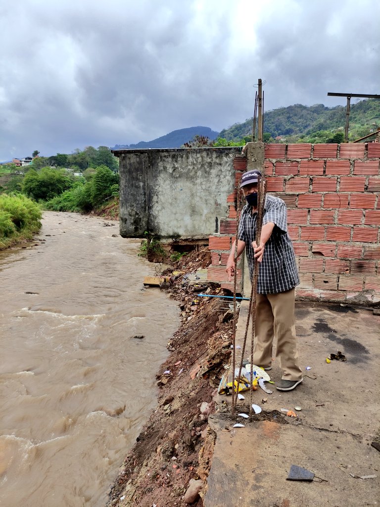 JFloresOlarte's tweet photo. Asistí a la comunidad del Barrio Bolivariano #SanCristóbal para inspeccionar algunas casas que fueron afectadas por la crecida del Rio Torbes. Por orientaciones del Protector @FreddyBernal, se procede a caracterizar las familias afectadas para gestionar respuestas. https://t.co/jw2bgFxfxz