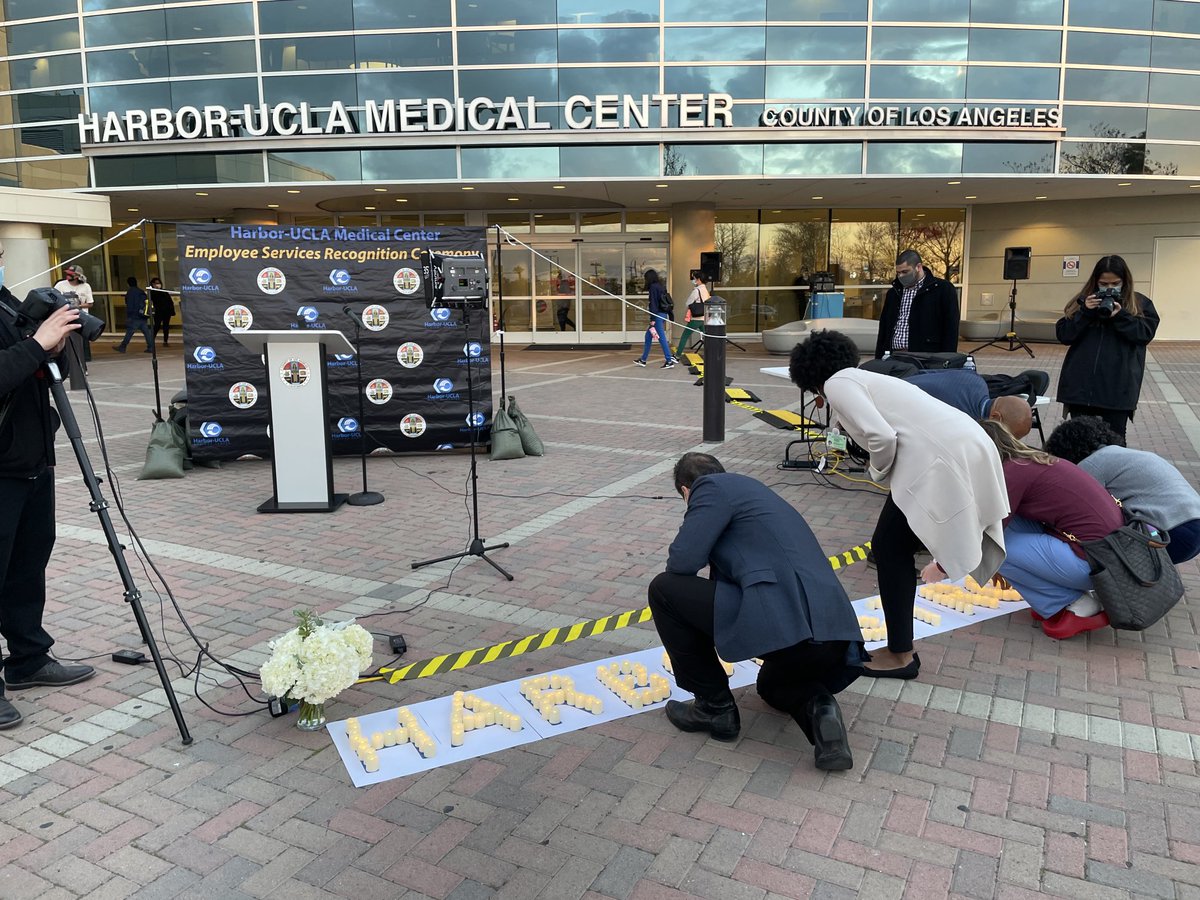 AnishPMahajan's tweet photo. For 2021 #DoctorsDay ⁦@HarborUCLA⁩, our docs didn’t feel like celebrating. Instead, last night we held a candlelight vigil &amp; reflection to honor all of the souls we lost to #COVID19. We shared poems, stories, &amp; songs. We expressed our grief &amp; looked for hope in our unity. https://t.co/cWU3I83es2