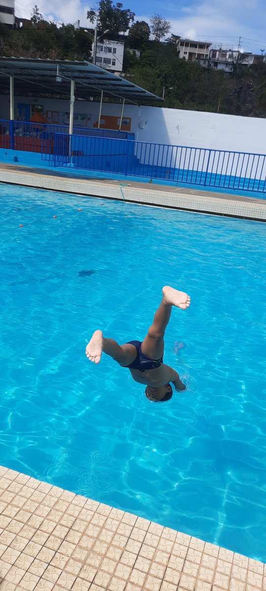 Marcel_PLACIDE's tweet photo. Fin du cycle de natation. Une fois de plus, tous les élèves de l'école auront eu droit à 10 séances en milieu aquatique. Les compétences du Savoir Nager s'acquièrent tout le long de leur scolarité élémentaire... @CircoFdF1 https://t.co/s41hxqEGmx