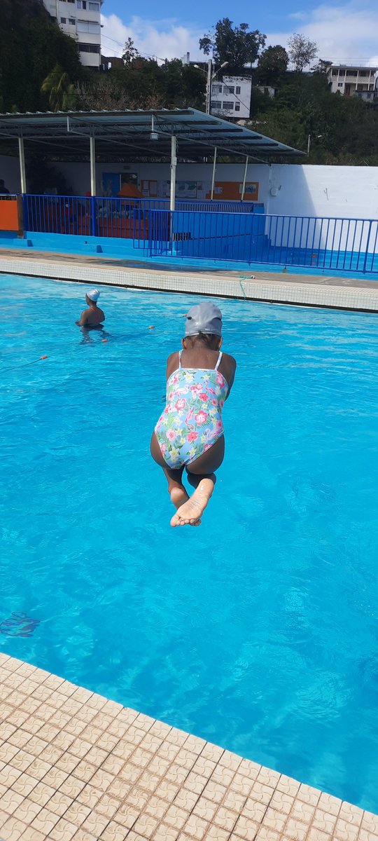 Fin du cycle de natation. Une fois de plus, tous les élèves de l'école auront eu droit à 10 séances en milieu aquatique. Les compétences du Savoir Nager s'acquièrent tout le long de leur scolarité élémentaire... <a href="/CircoFdF1/">Circo FORTdeFRANCE 1</a>