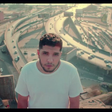 الدنيا بتضربني وانا امضيلها علي الجبيره.