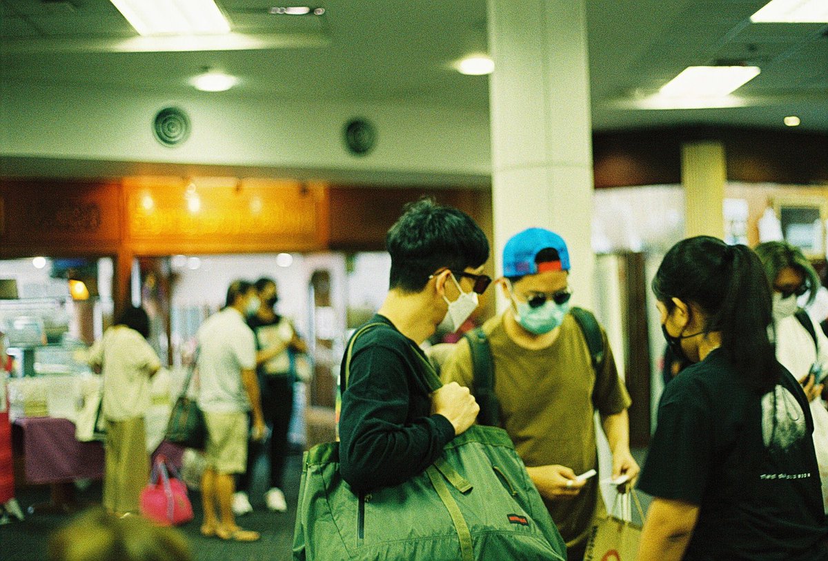 MuonImmanuo's tweet photo. เมื่อบังเอิญเจอพี่ปั๊บที่สนามบินและมีกล้องฟิล์มอยู่ในมือ

#MuonsSnap https://t.co/pr3nruiGAQ