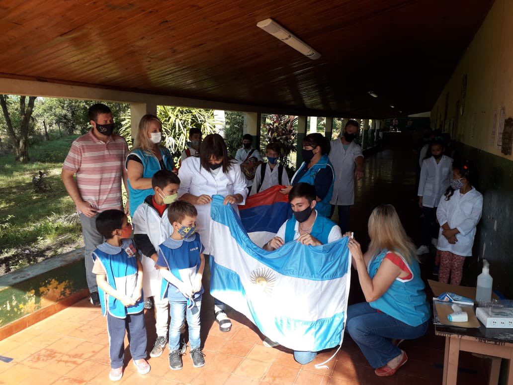 crisdavidsen's tweet photo. Hoy viernes 26 de marzo del 2021 llevamos banderas de mástil para la Escuela 217 ALFREDO LUIS BELTRAME.
Gracias UDPM GRACIAS @grillo141 @CtMnes @udpm_misiones https://t.co/uBGX0HuxAB