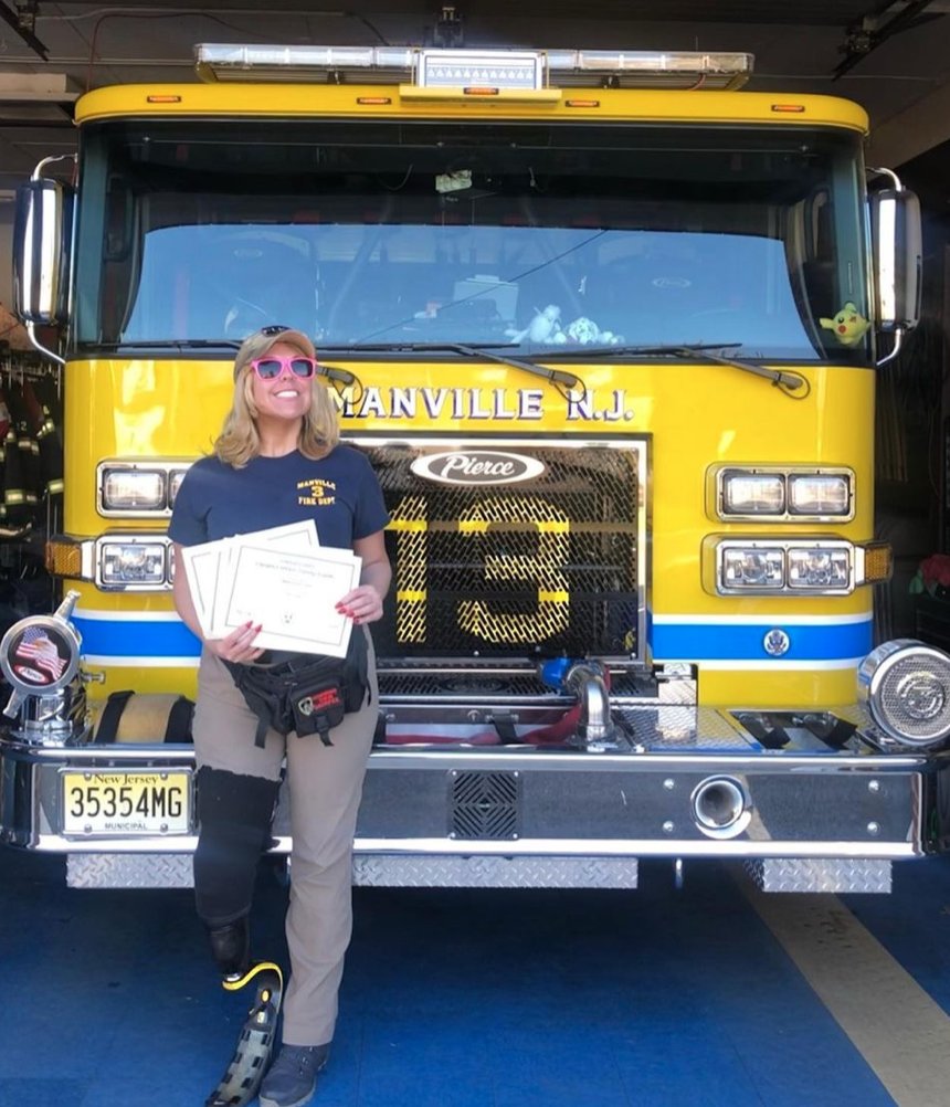 somegoodnews's tweet photo. Amanda is officially a firefighter! 🔥🚒
She's the 1st female amputee in the world to graduate from a fire academy, and she wants to make it her mission to ensure that she isn't the last. 
Here’s to never giving up! #SomeGoodNews

📷: https://t.co/eiDbqkSPjU.stumble on IG https://t.co/BHA7S4uVF0