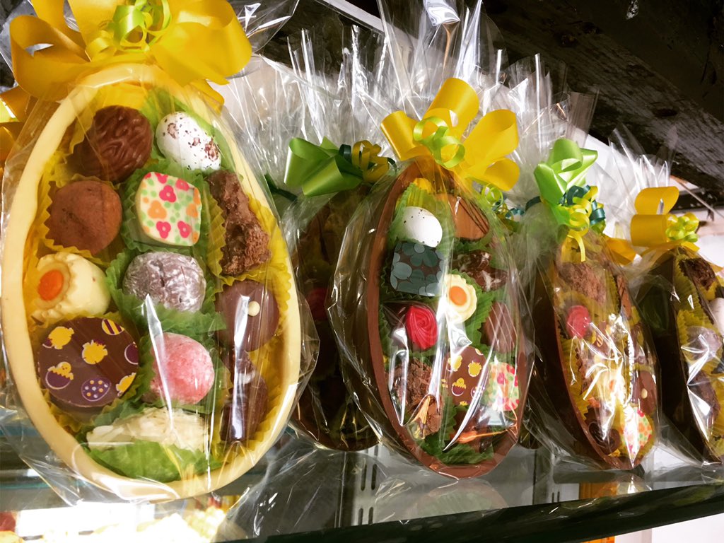 Castle_Chocs's tweet photo. Get 25% off everything online! Including our bespoke Easter eggs! 
Use code EASTER25 at the checkout! 
https://t.co/yFC5XqQkWo https://t.co/sgSCoAjUlp