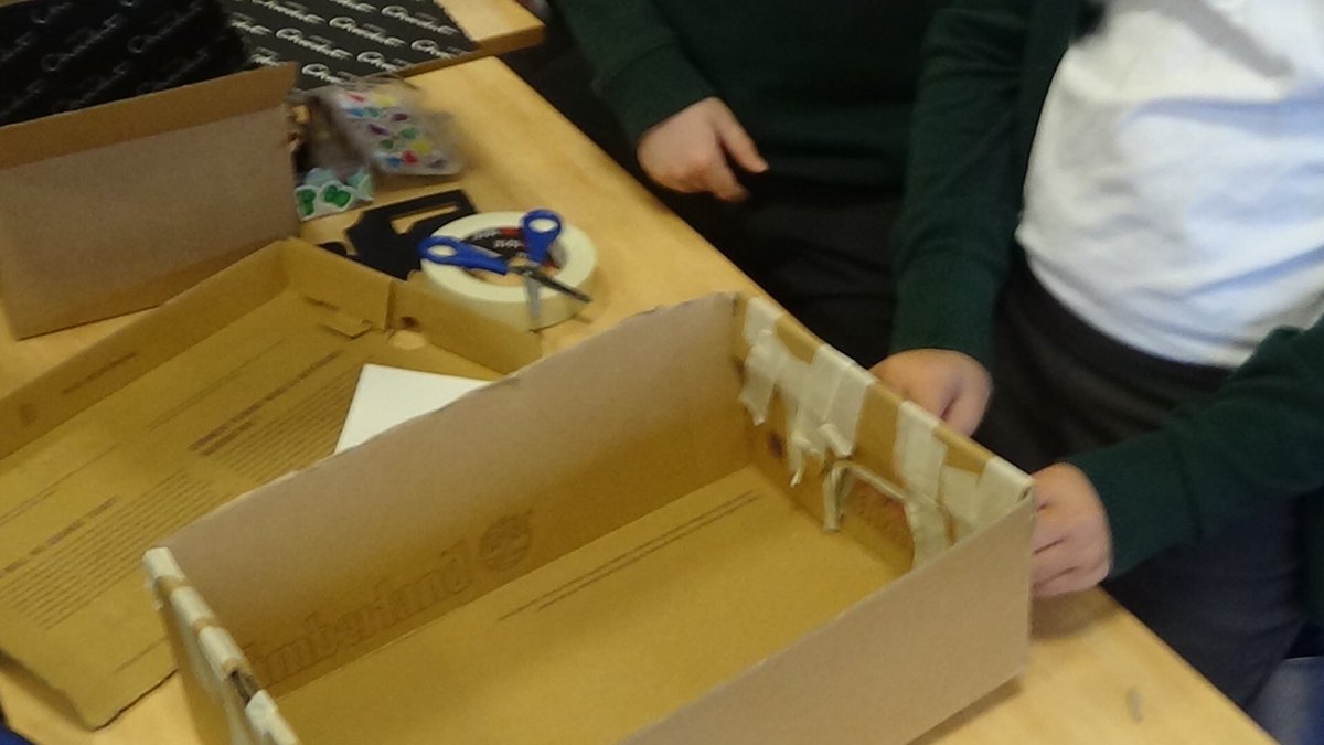 Year4_WLPS's tweet photo. 4H put their DT skills to the test with cutting, joining, sawing and measuring to be done. https://t.co/bOOhKhntdQ