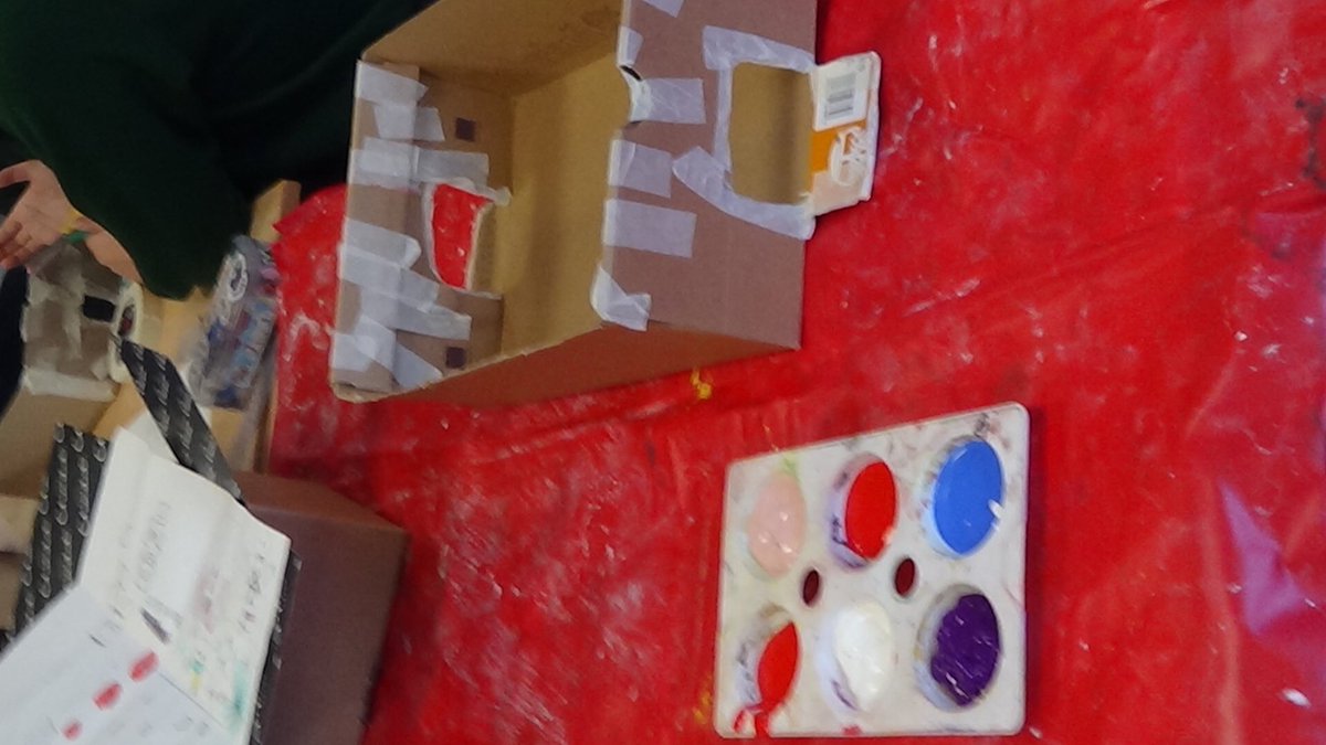 Year4_WLPS's tweet photo. 4H put their DT skills to the test with cutting, joining, sawing and measuring to be done. https://t.co/bOOhKhntdQ