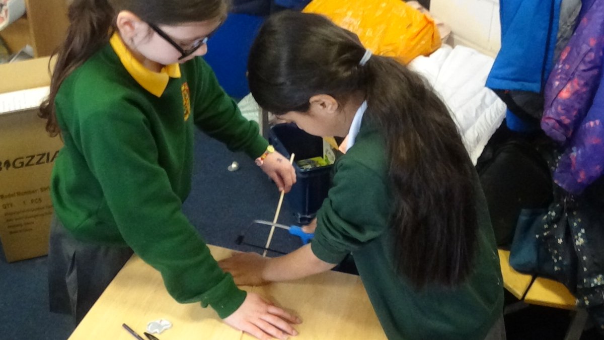 Year4_WLPS's tweet photo. 4H put their DT skills to the test with cutting, joining, sawing and measuring to be done. https://t.co/bOOhKhntdQ