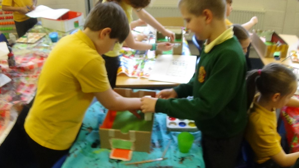Year4_WLPS's tweet photo. 4H put their DT skills to the test with cutting, joining, sawing and measuring to be done. https://t.co/bOOhKhntdQ