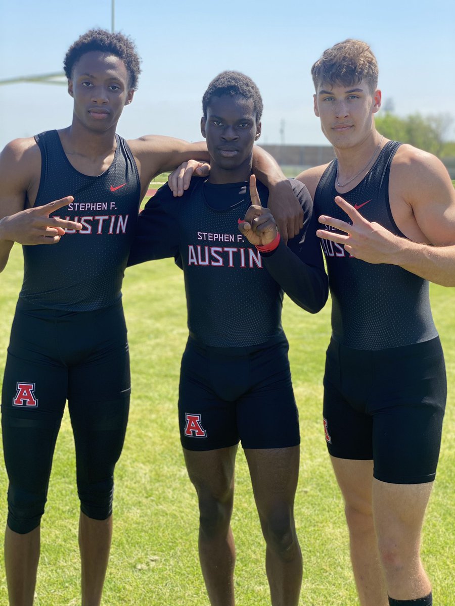 AHSBulldogTrack's tweet photo. We got a 🥇, 🥈, and 4th finish in the 200m by Chi Ike, @itssjamal2023, and @htx_hunter20 at the #OvalOfficeInvitational #SurviveAndAdvance @AHSBulldogTrack @AHSBulldogs @SFAHS_Bulldogs https://t.co/PNVNuG9TYh