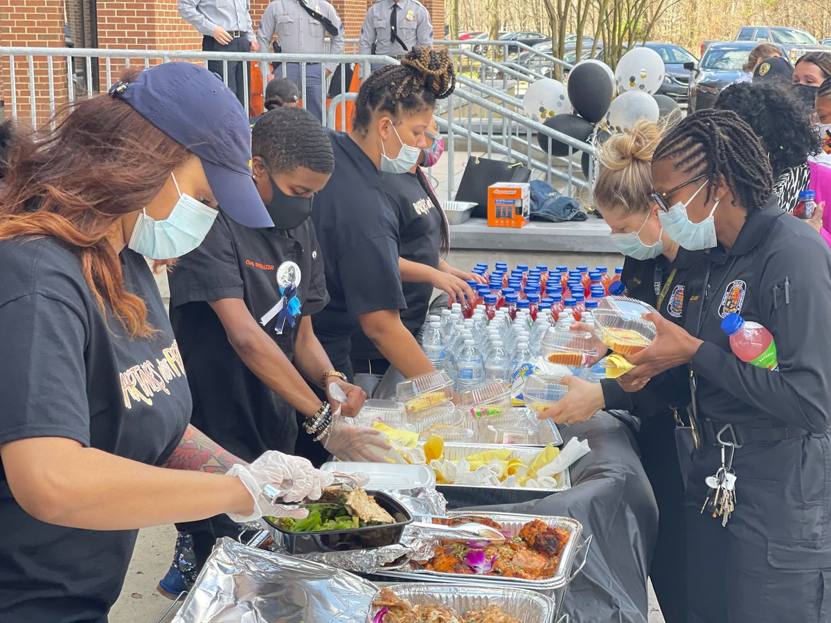 PGCPAL's tweet photo. #PGCPAL was honored to partner with #partnersnotprojects, providing the women and men of the Prince George's County Police Department with a hot lunch! Partnerships between police and community are so important! @PGPDNews @CEXAlsobrooks @Nationalpal https://t.co/rejGqQmcUe