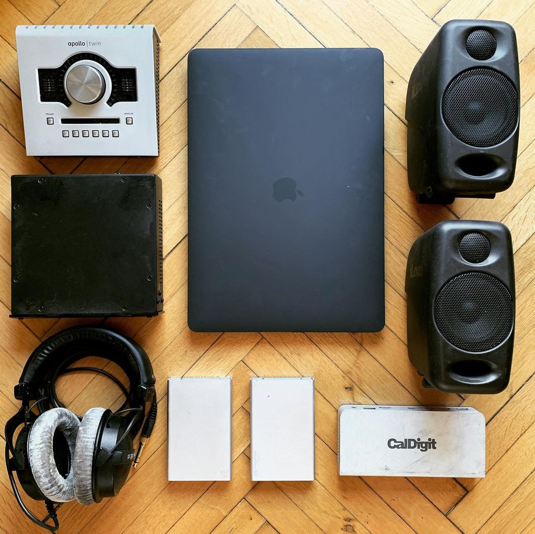 ✅ Speakers
✅ Headphones
✅ Laptop
✅ Apollo Twin

Great layout of essentials from <a href="/moonheadmix/">Moon Head</a> 📸

#UniversalAudio #MusicProduction #Recording #AudioGear #Flatlay #FlatlayFriday #FridayFlatlay #ApolloTwin #ApolloInterface #AudioInterface #UniversalAudioApollo #UADplugins