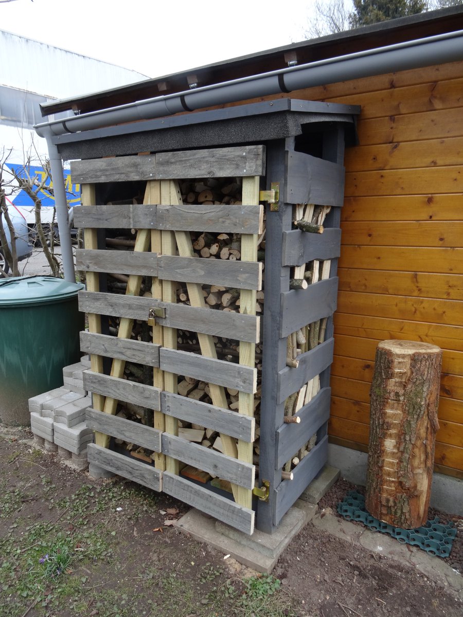Kielia88's tweet photo. Mit #Lamborghini gesägt, mit #Fiskars gehackt, so wird das Dickholz vom diesjährigen #Baumschnitt weiter verarbeitet. Brennholz für meinen nächsten Urlaub. Das dünne Holz geht als Schredder auf die Gartenbeete. Ich bin gespannt, wer sich im Regal einquartiert! https://t.co/BF28wtnEMB