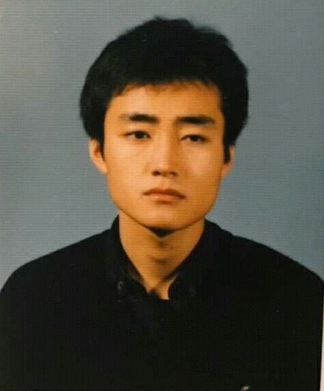 supremestae's tweet photo. taehyung'un annesini düşünün aşık olduğu adamın aynısını doğurmuş https://t.co/XfZ5IRAcSP