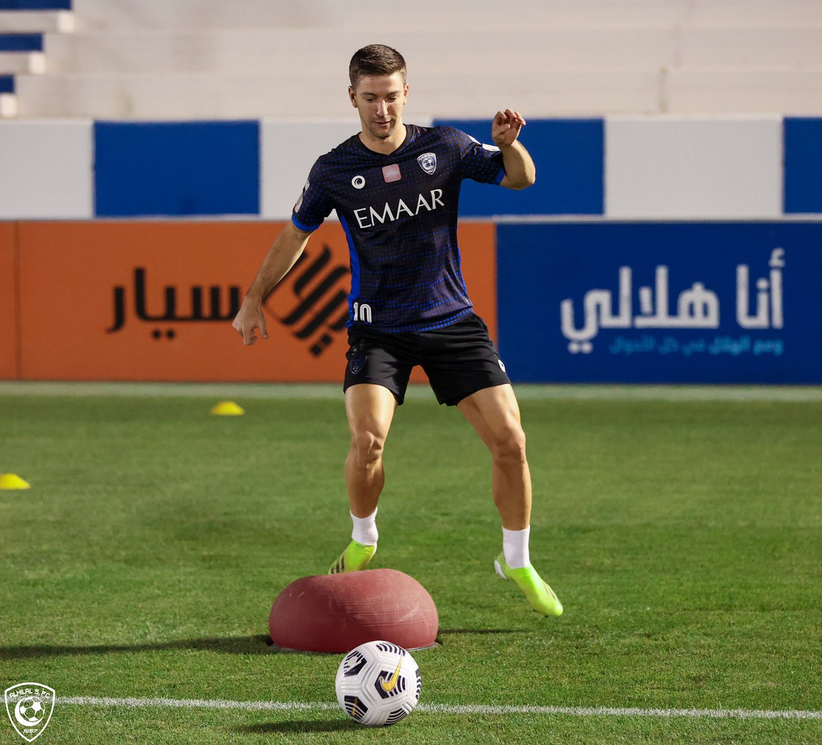 Alhilal_FC's tweet photo. 🎼 راجع بشوقـي ولهفتي  💙😍

#الهلال https://t.co/axRzEo0bGw