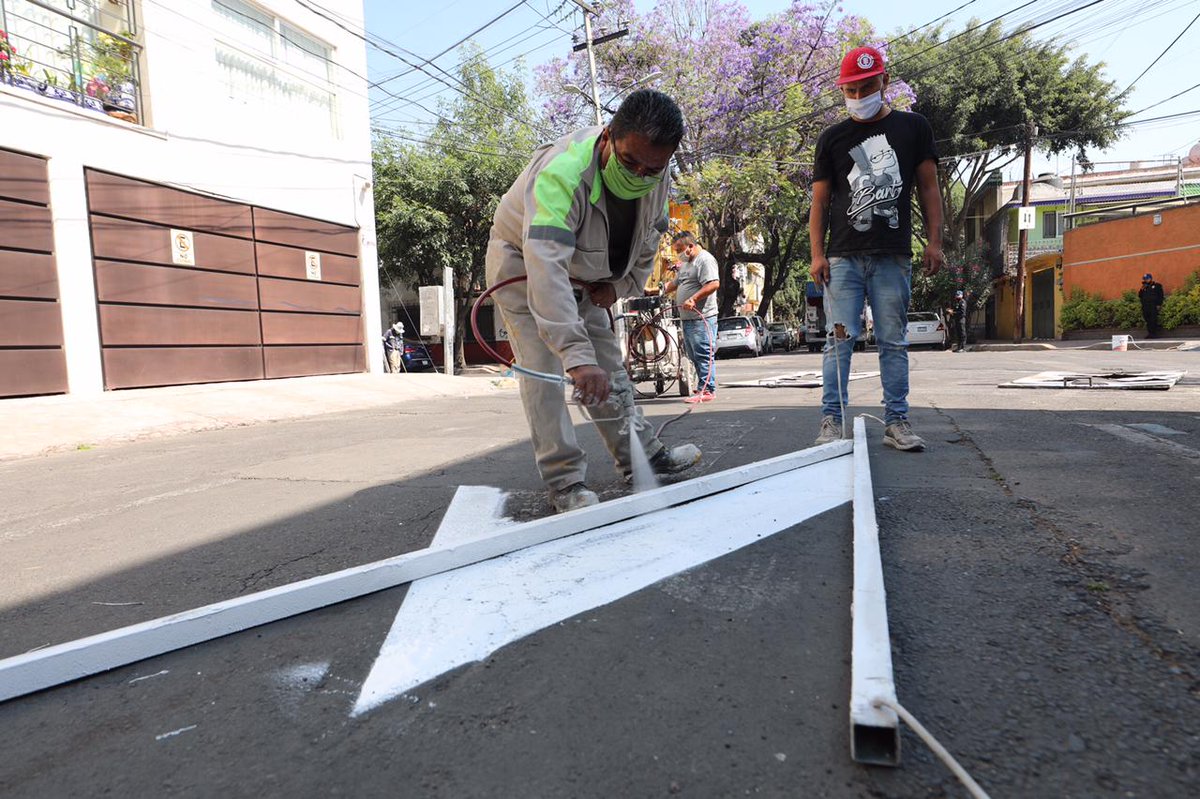 vromog's tweet photo. Con el #DiarioCONTIGO trabajamos dando mantenimiento al espacio público, mejorando la imagen urbana y acercando los servicios de la @AlcaldiaMHmx a la población. Hoy estuvimos en #Popotla II brindando atención

#MHelCorazónDeLaCapital https://t.co/8Dj1rHqPBH