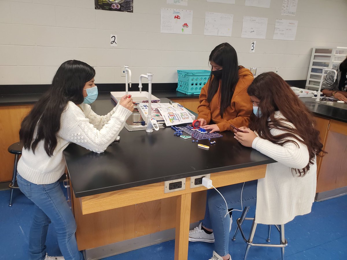 QuadriniBrooke's tweet photo. Finished out the day before break making different circuits in physics!!⚡ @LHSintheNews #Science https://t.co/iXSTdXjmKh