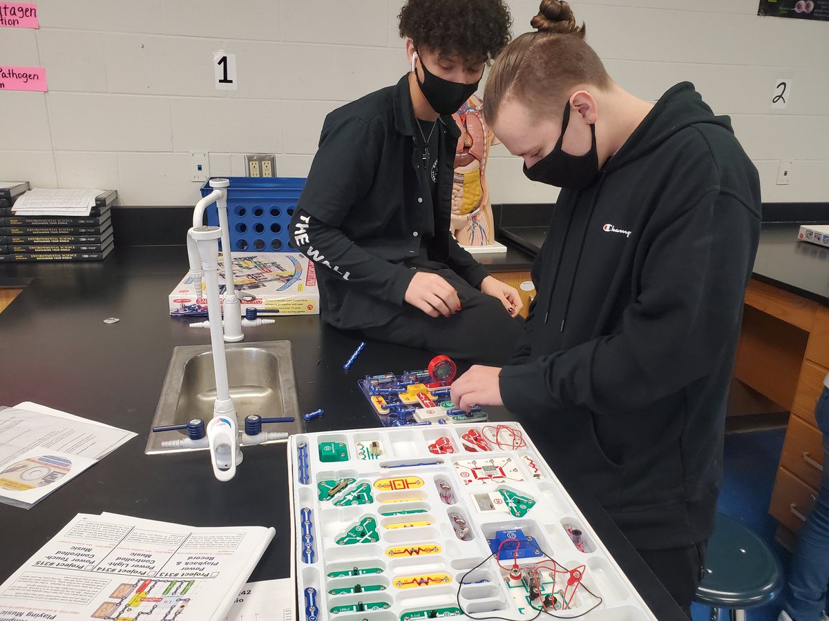 QuadriniBrooke's tweet photo. Finished out the day before break making different circuits in physics!!⚡ @LHSintheNews #Science https://t.co/iXSTdXjmKh