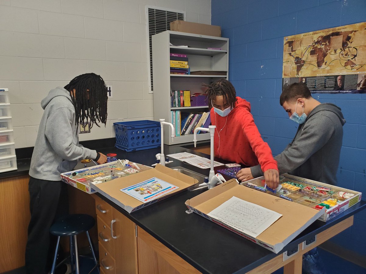 Finished out the day before break making different circuits in physics!!⚡ <a href="/LHSintheNews/">LaVergne High School</a> #Science