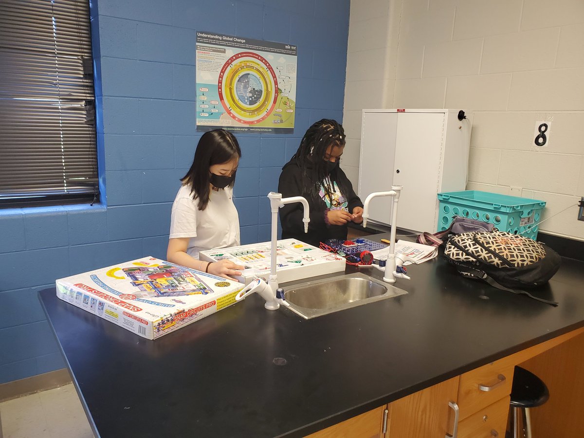 QuadriniBrooke's tweet photo. Finished out the day before break making different circuits in physics!!⚡ @LHSintheNews #Science https://t.co/iXSTdXjmKh