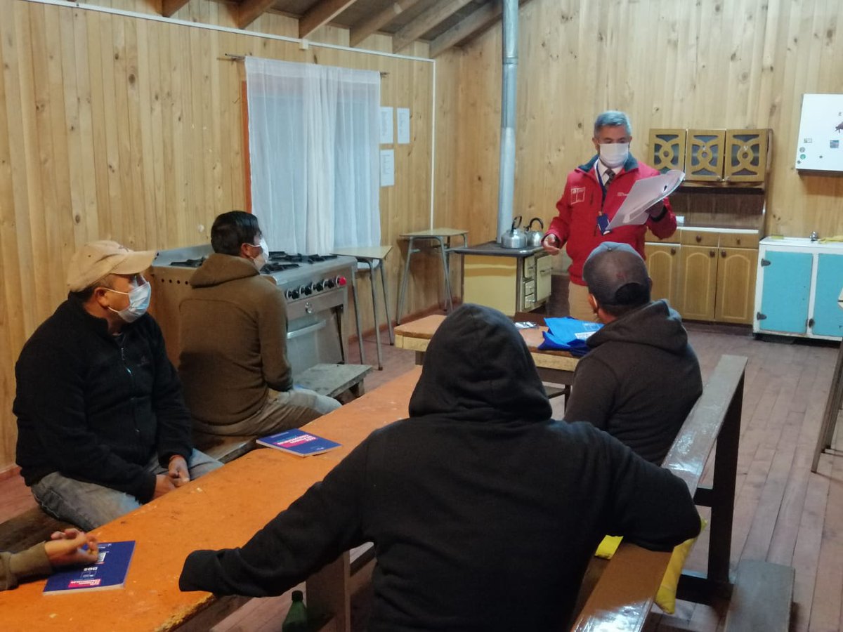 VoceriaLosLagos's tweet photo. Durante la semana, Seremi @ltoledomora continuó en terreno difundiendo ✅Guía de Fondos Concursables y el ☑️FFOIP a dirigentes de clubes deportivos de #Chaicas y Caleta Gutiérrez en Carretera Austral, además del Club Copihue, de Huayún Bajo en #Calbuco. https://t.co/AyEMGKjVrF