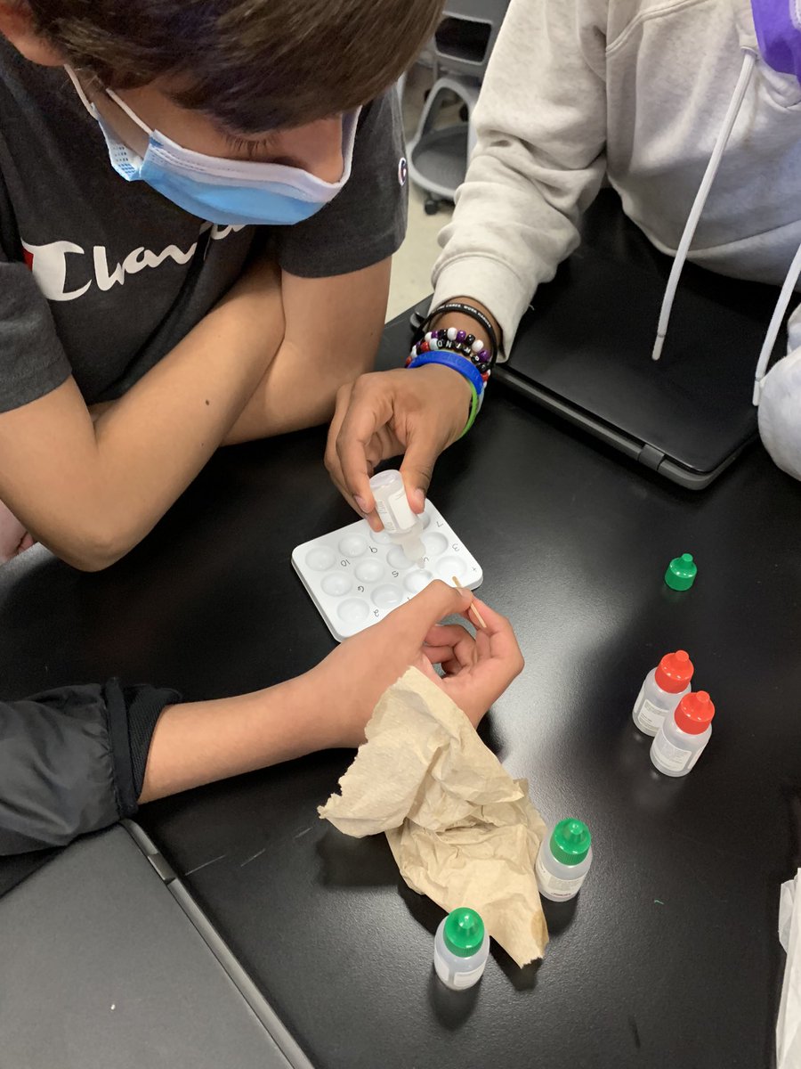 Mrs_Kaufmann's tweet photo. In #biomed, we have our best epidemiologists trying to solve a serious outbreak by testing patient samples. They’ve been tracking their patients and testing different foods to see what is making people sick. @prosperCTE @ProsperRushing https://t.co/pjQiFQDqMv