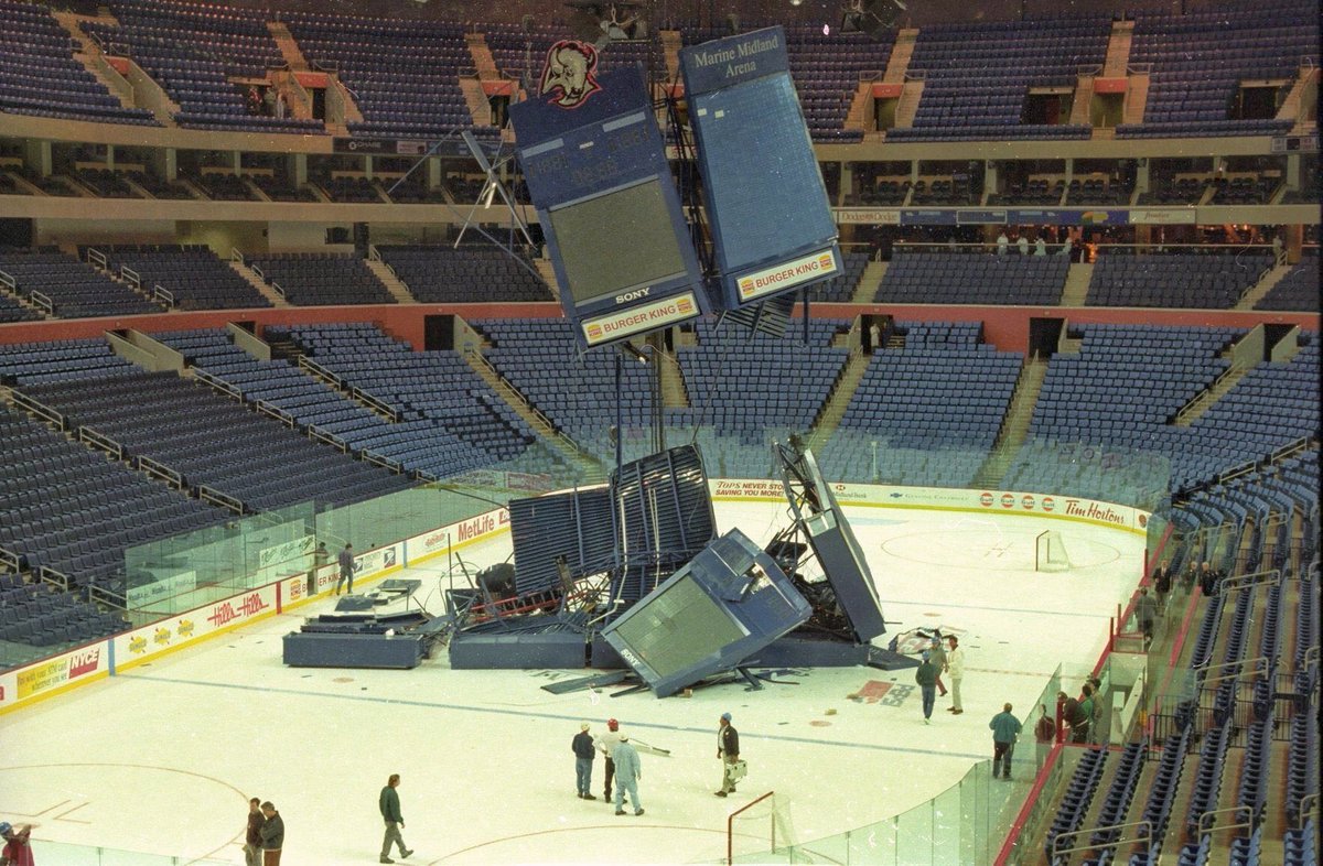 Igor_LarionovII's tweet photo. i remember i saw this picture when i was like 4 or 5 and had the biggest fear that the jumbotron at the joe would fall and crush my dad lol https://t.co/adoxvM796F