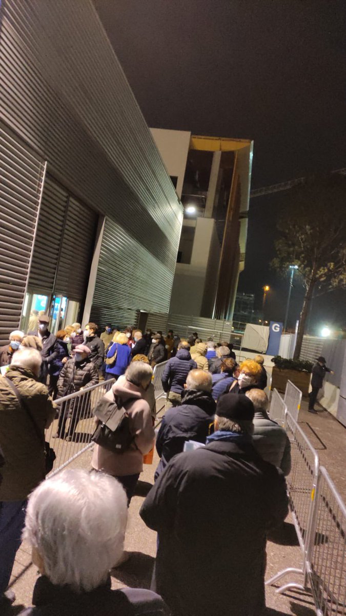 BoldrinVeronica's tweet photo. #padovafiera Anziani in coda per il vaccino da oltre un’ora.
@robersperanza così non va. https://t.co/jcwjQyfAXC