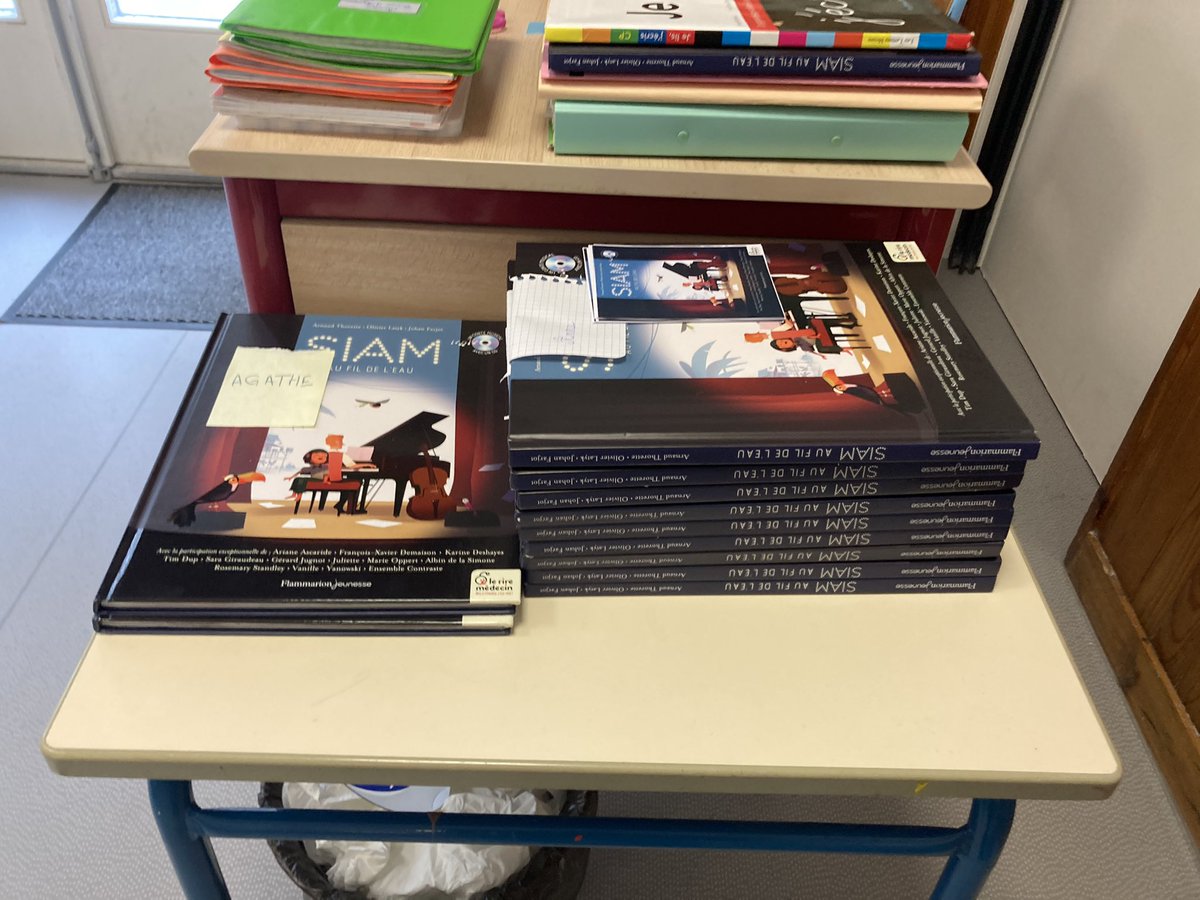 Contrasteprod's tweet photo. Quel bonheur cet après-midi ! @ArnaudThorette est intervenu dans une classe de CP ! Chansons, questions et échanges autour du conte musical Siam - au fil de l’eau !Une vraie bouffée d’air ! Merci à eux pour leur enthousiasme et leurs sourires communicatifs (même masqués!) ☺️✨ https://t.co/X4EKcMCU4x