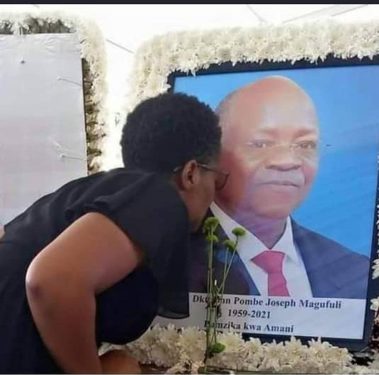HildaNewton21's tweet photo. Mzee Halima akionyesha mahaba kwa mwendazake.😂😂😂😂 https://t.co/4fOLFoBc8E