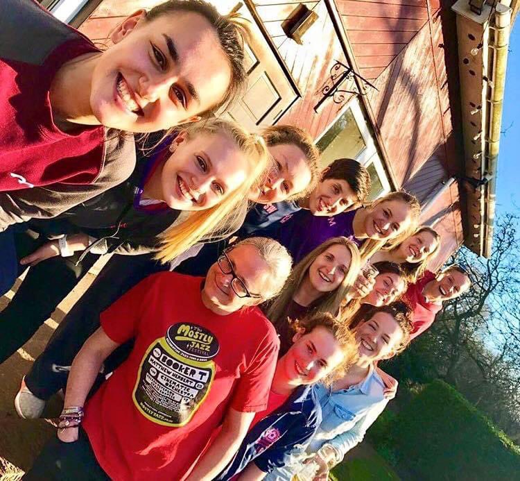 SutColHockeyL1s's tweet photo. Who remembers post match drinks in the clubhouse... 🥤🥂🍻🧃🍹

#mightypinks #throwback #4yearsago https://t.co/HFKhWpHlYN